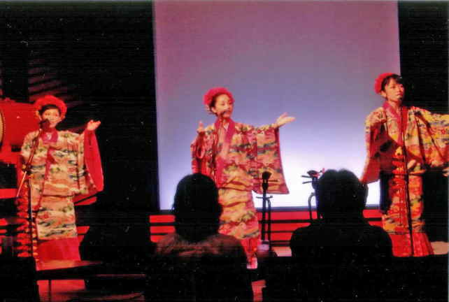 沖縄に着いた夜、ライブハウス「カラハーイ」にでかけました。