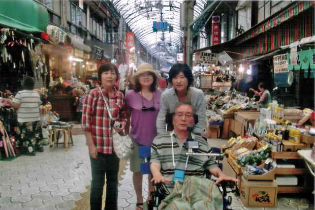 市場周辺は、沖縄の食材があふれていて楽しいです。