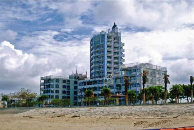 3回目の滞在のウイークマンション(左はじ)です。前は公園、そしてすぐ海(アラハビーチ)が広がっています。