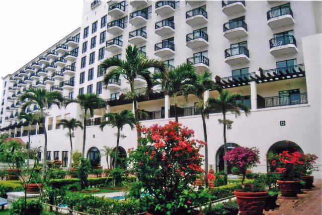 帰る前日「ホテルアリビラ」へランチを食べに行きました。(以前2度ほど泊まったことがあります。)