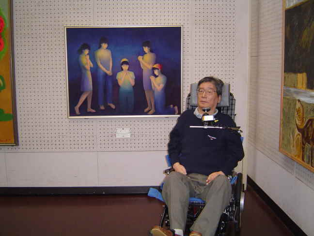 出展作品の前で1