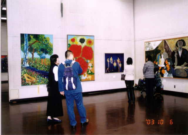 出展作品の前で2