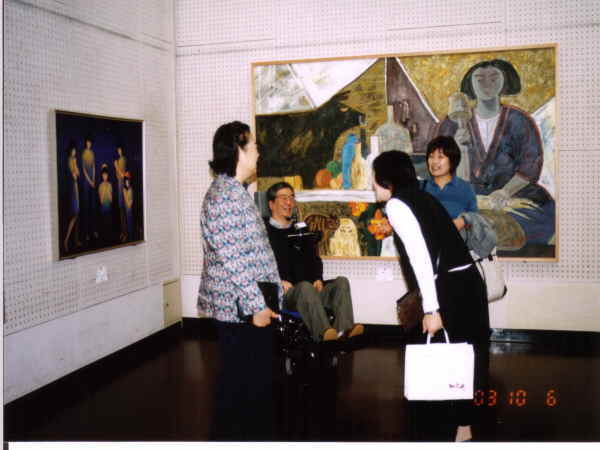 出展作品の前で3