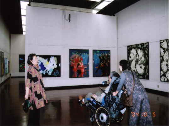 広い会場に大きな作品が展示されています。