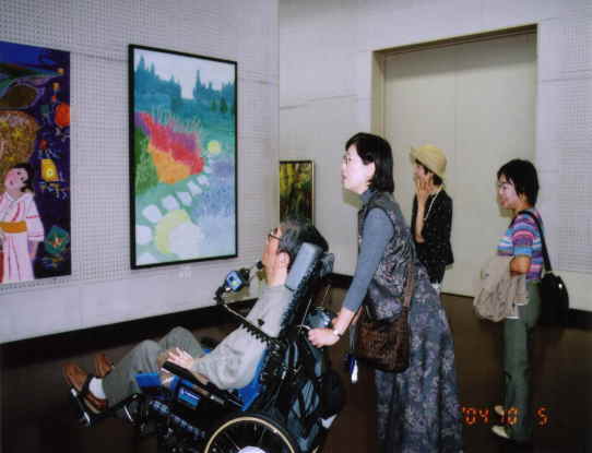 出展作品を鑑賞中